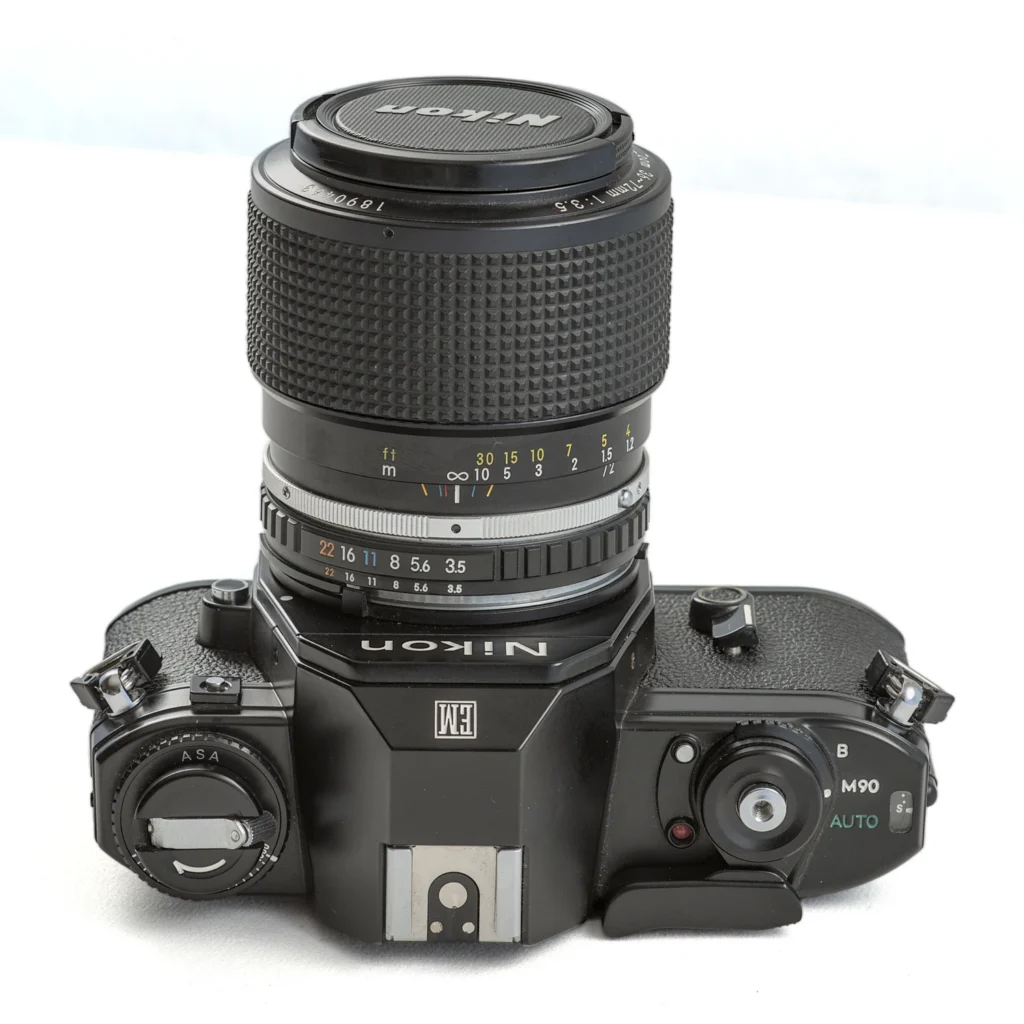 Vue de dessus du Nikon EM montrant les molettes de réglage
