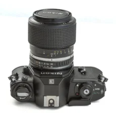 Vue de dessus du Nikon EM montrant les molettes de réglage