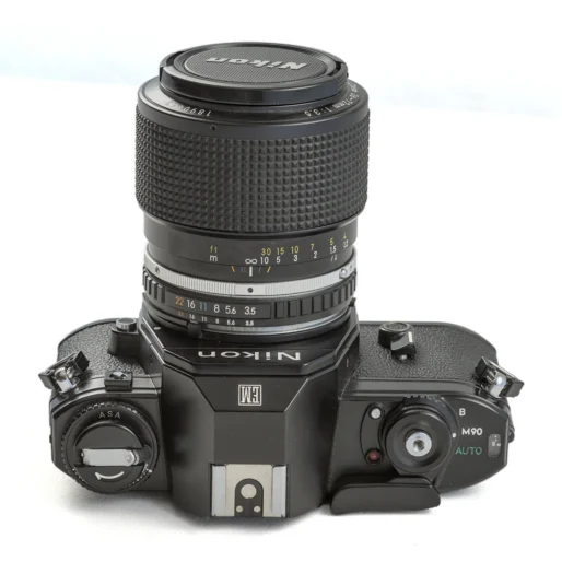 Vue de dessus du Nikon EM montrant les molettes de réglage