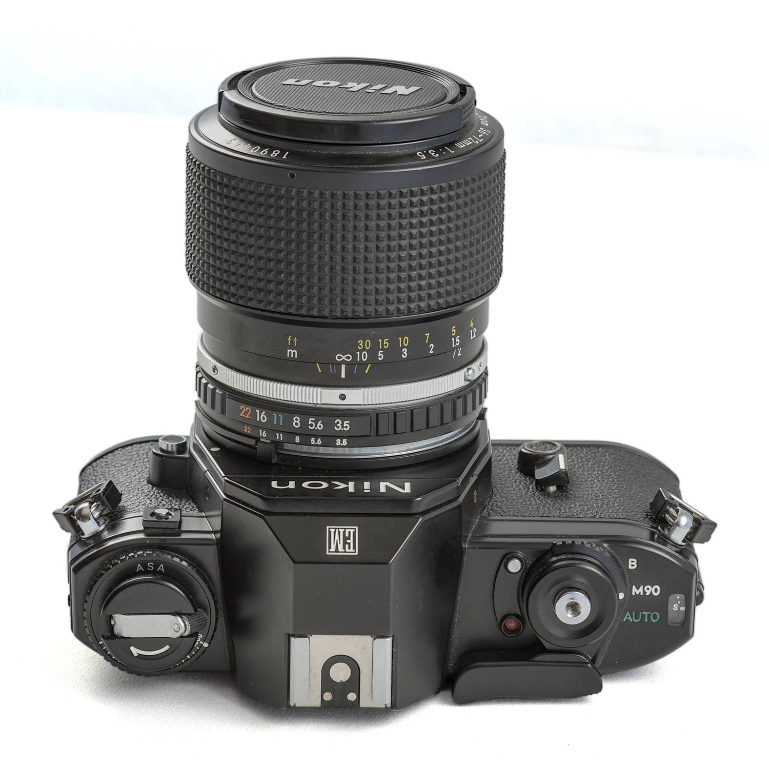 Vue de dessus du Nikon EM montrant les molettes de réglage