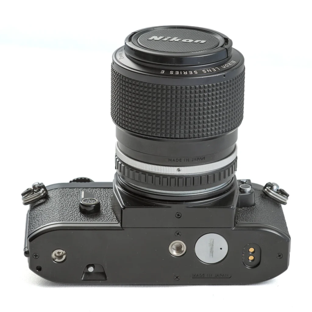 Vue de dessous du boîtier Nikon EM
