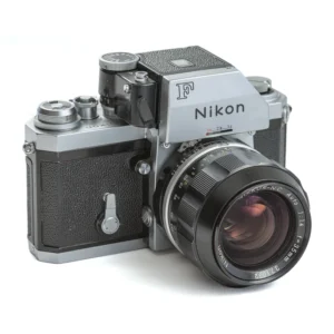 Appareil photo argentique Nikon F avec viseur Photomic FTn et objectif 35mm f/1.4