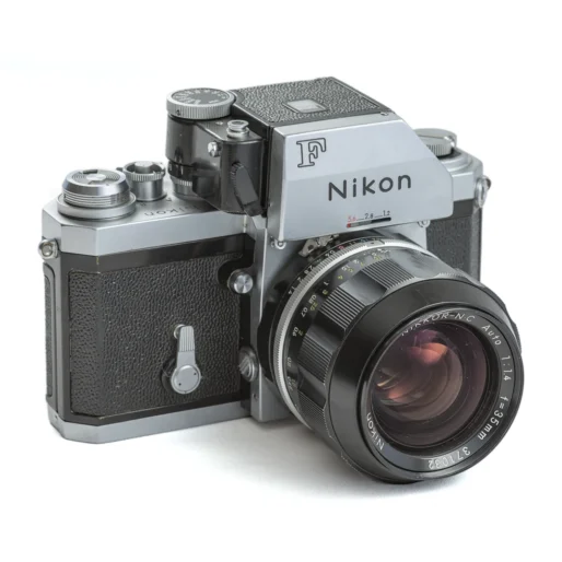 Appareil photo argentique Nikon F avec viseur Photomic FTn et objectif 35mm f/1.4