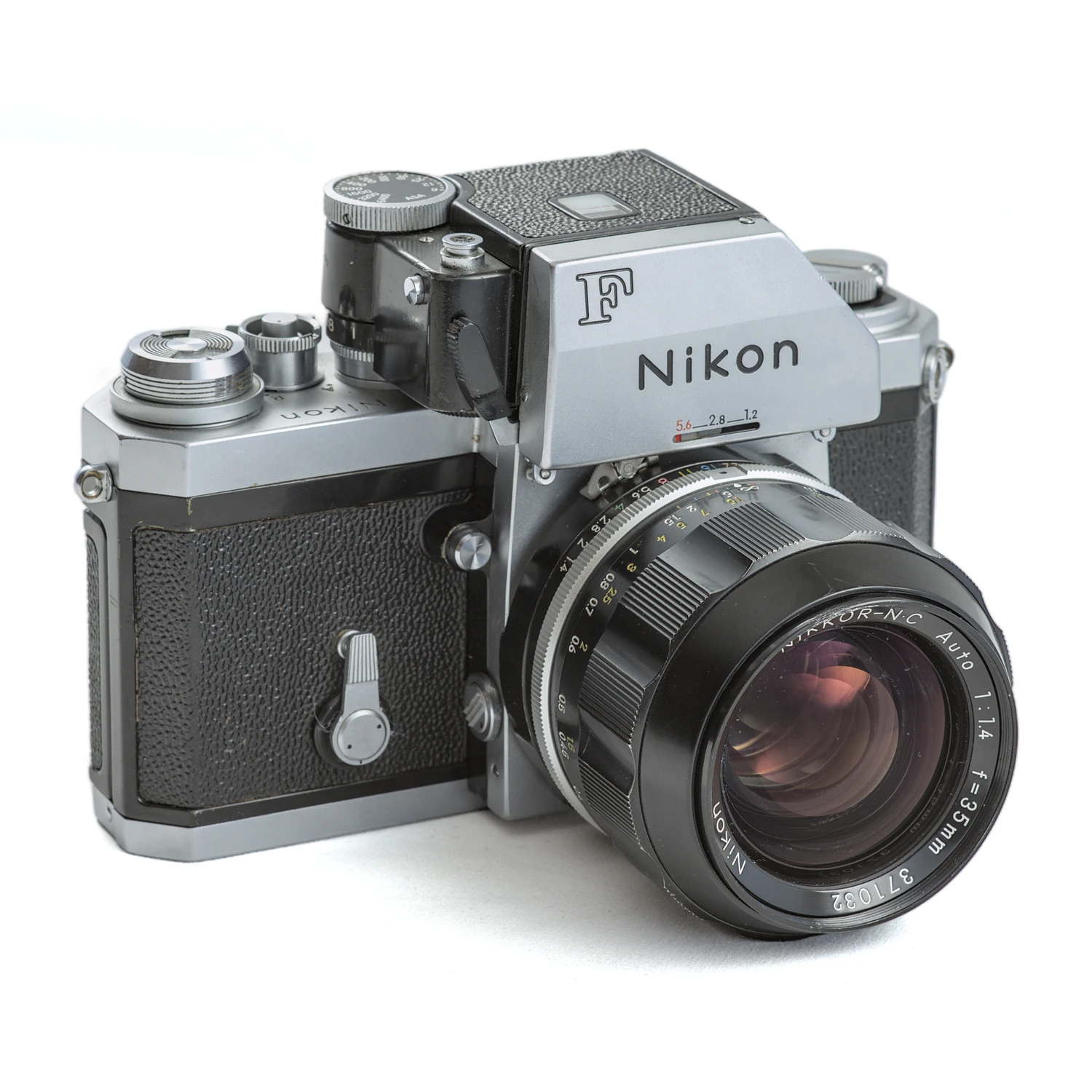 Appareil photo argentique Nikon F avec viseur Photomic FTn et objectif 35mm f/1.4