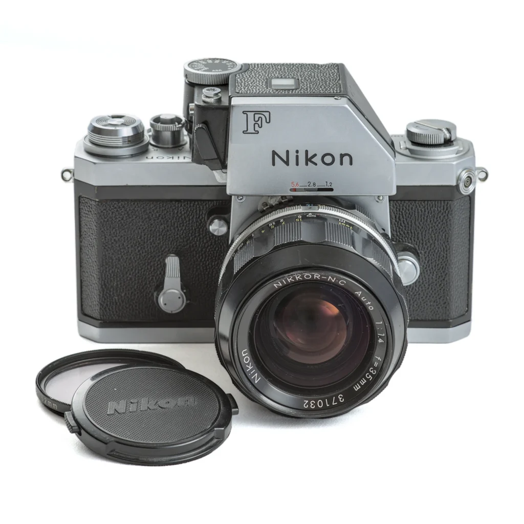 Vue de face du Nikon F avec bouchon d'objectif