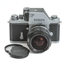 Vue de face du Nikon F avec bouchon d'objectif