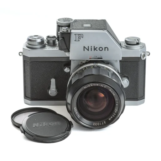 Vue de face du Nikon F avec bouchon d'objectif