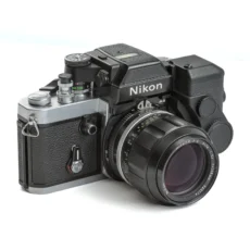 Appareil photo reflex argentique Nikon F2AS avec objectif 105mm et module DS-12 de face