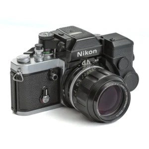 Appareil photo reflex argentique Nikon F2AS avec objectif 105mm et module DS-12 de face