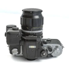 Vue de dessus du Nikon F2AS montrant les molettes de réglage et le module DS-12