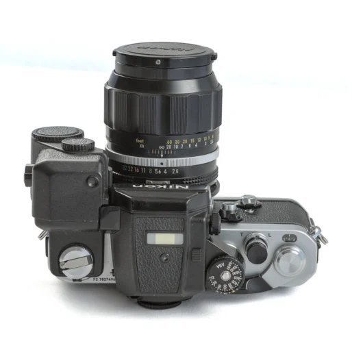 Vue de dessus du Nikon F2AS montrant les molettes de réglage et le module DS-12