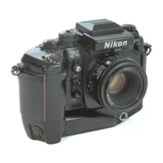 Appareil photo reflex argentique Nikon F4s avec objectif 50mm