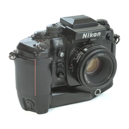 Appareil photo reflex argentique Nikon F4s avec objectif 50mm