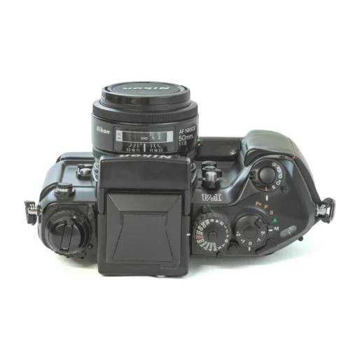 Nikon F4s de face avec son bouchon d'objectif posé à côté