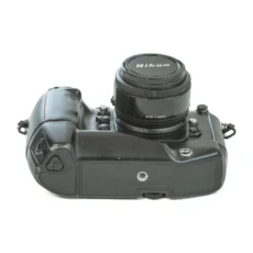 Vue de dessus du Nikon F4s montrant les molettes de réglage et le prisme