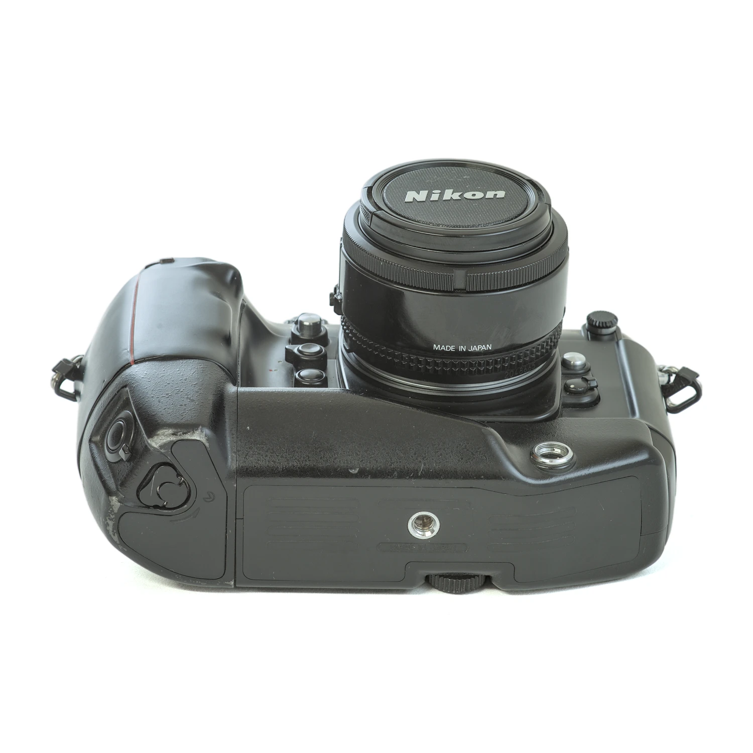 Vue de dessus du Nikon F4s montrant les molettes de réglage et le prisme
