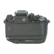 Vue de dessous du Nikon F4s montrant la semelle de la poignée MB-21 avec quelques traces d'usure