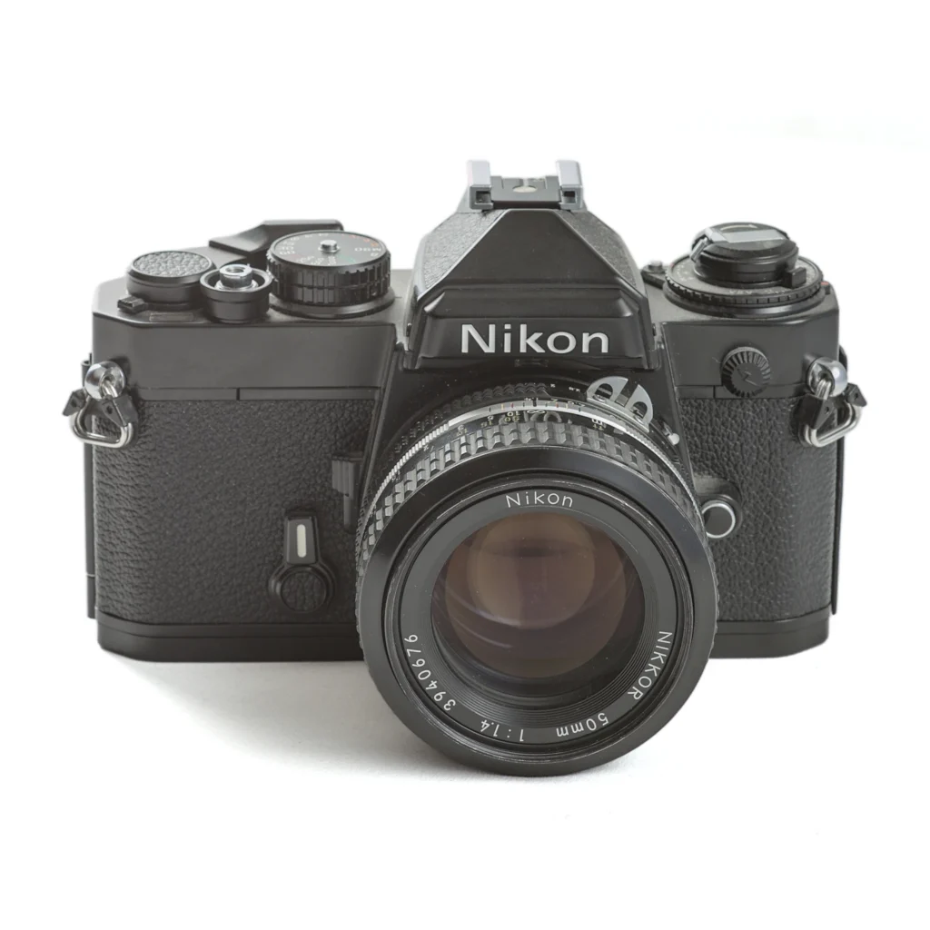 Vue de face du boîtier Nikon FE avec son objectif Nikkor 50mm f/1.4