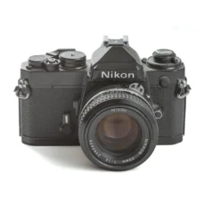 Vue de face du boîtier Nikon FE avec son objectif Nikkor 50mm f/1.4