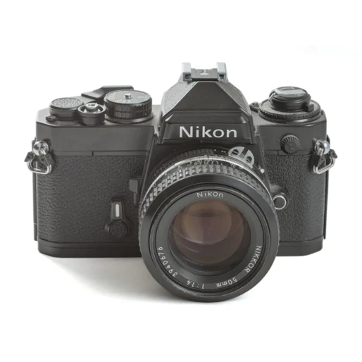 Vue de face du boîtier Nikon FE avec son objectif Nikkor 50mm f/1.4