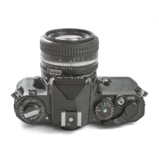 Vue de dessus du Nikon FE montrant le pentaprisme et les molettes de réglage