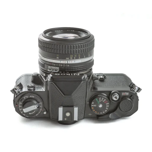 Vue de dessus du Nikon FE montrant le pentaprisme et les molettes de réglage