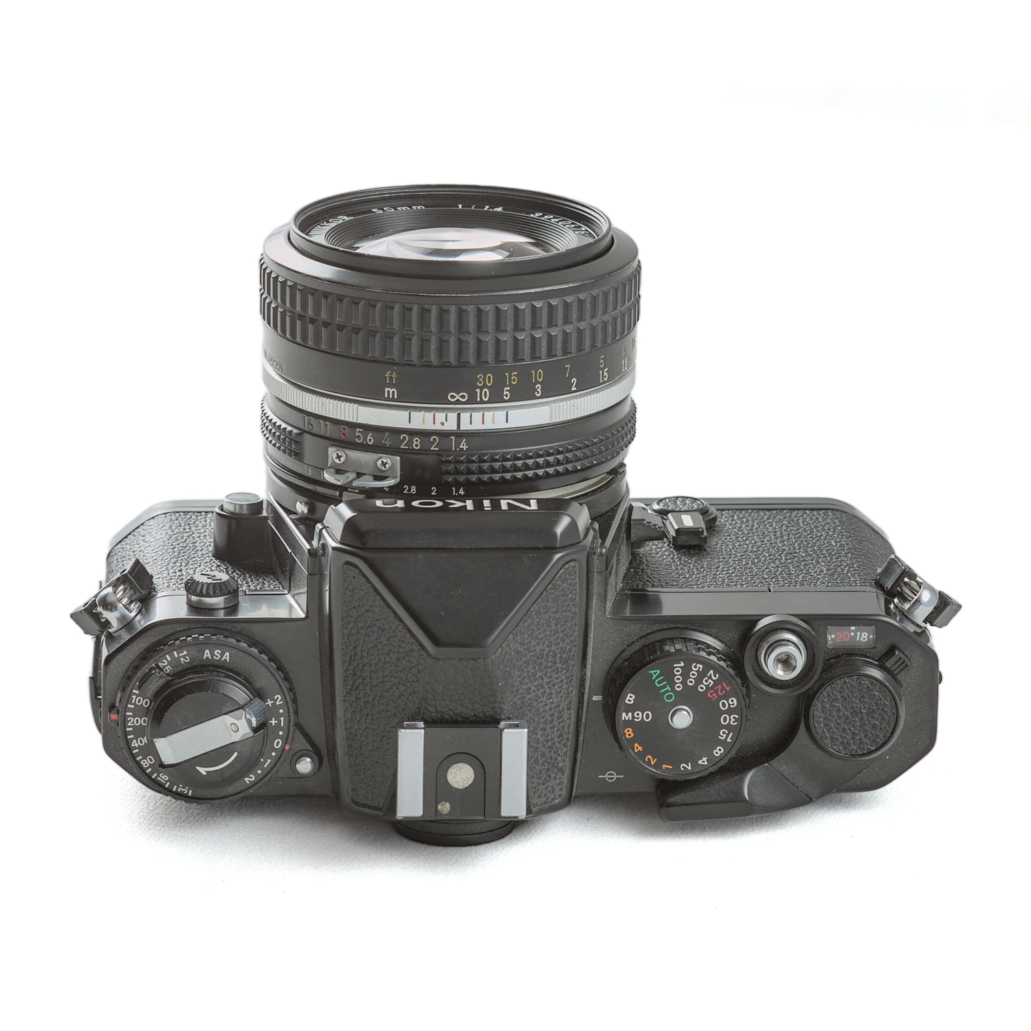 Vue de dessus du Nikon FE montrant le pentaprisme et les molettes de réglage