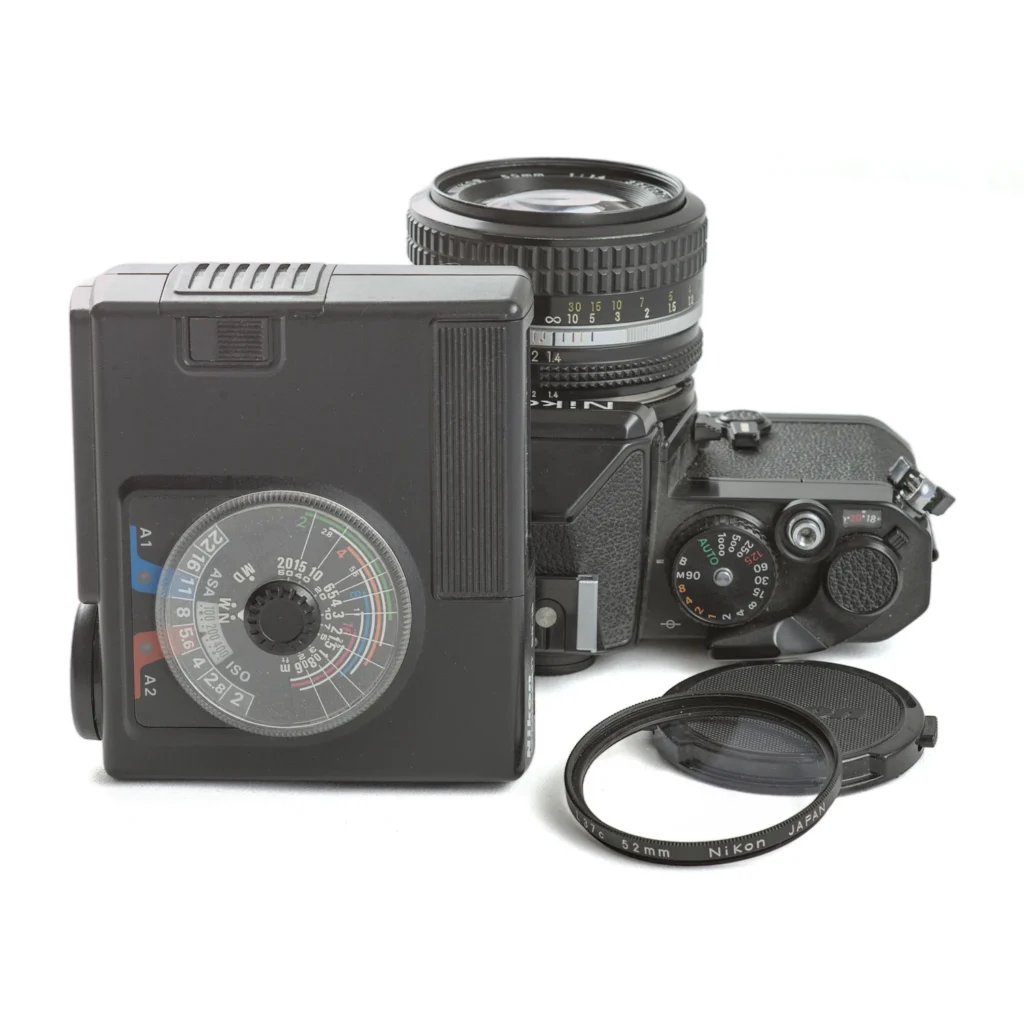 Ensemble Nikon FE avec flash SB-15 posé à côté et filtre UV L37c
