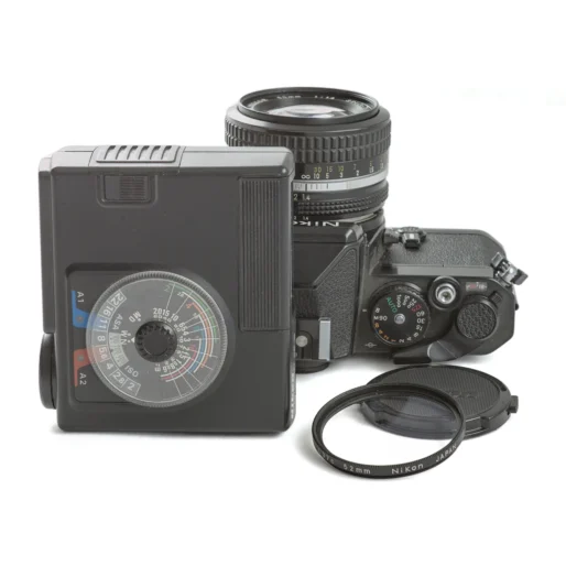 Ensemble Nikon FE avec flash SB-15 posé à côté et filtre UV L37c