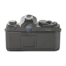 Vue arrière du dos du Nikon FE avec numéro de série FE 4102534