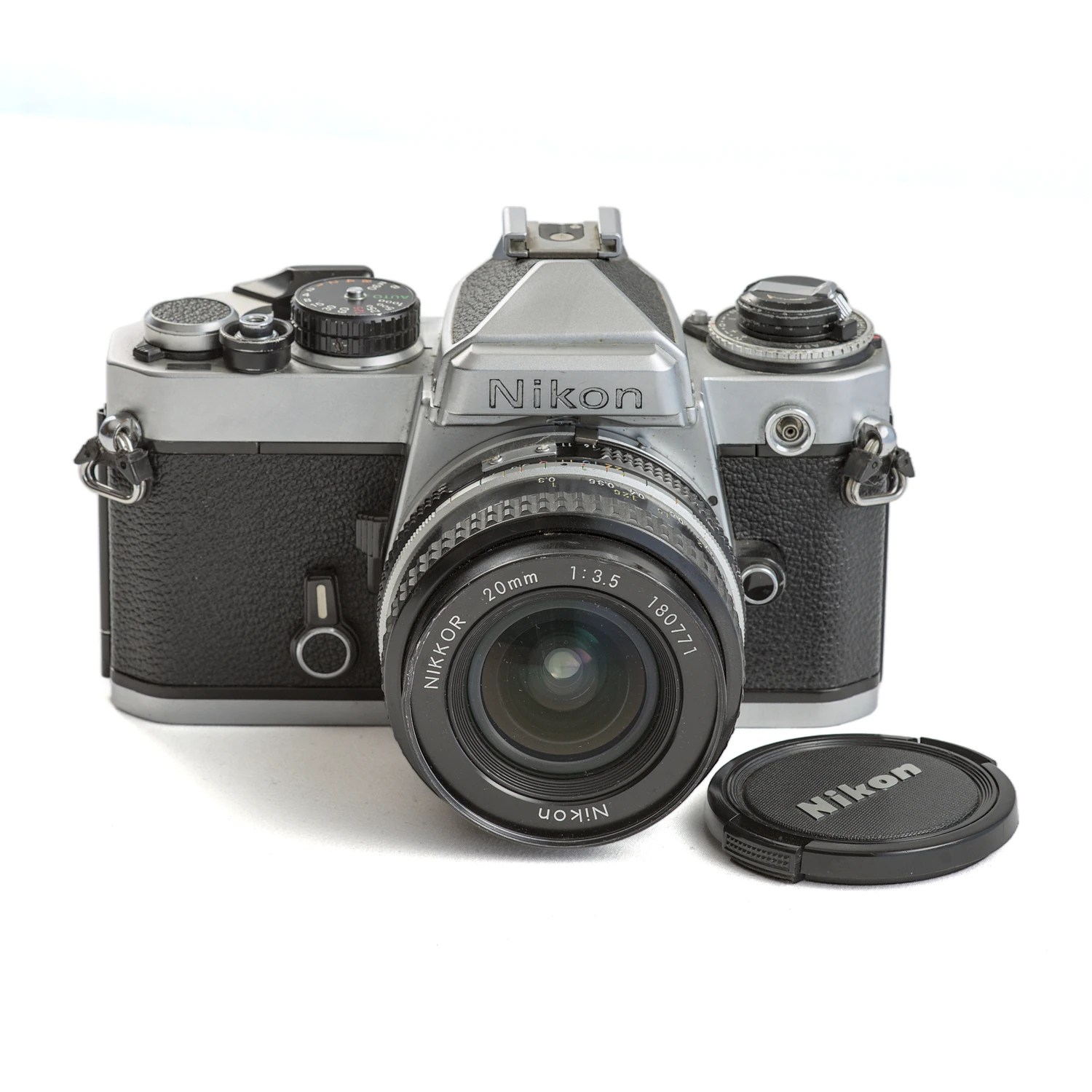 Appareil photo Nikon FE avec objectif grand angle Nikkor 20mm f/3.5 sans bouchon
