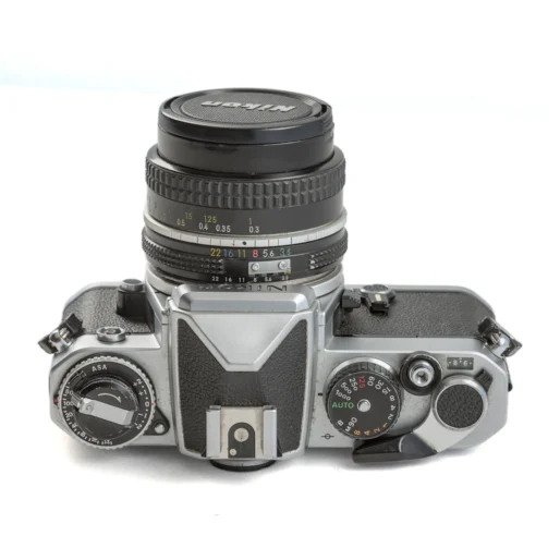 Vue de dessus du boîtier Nikon FE montrant les molettes de réglage de vitesse et sensibilité