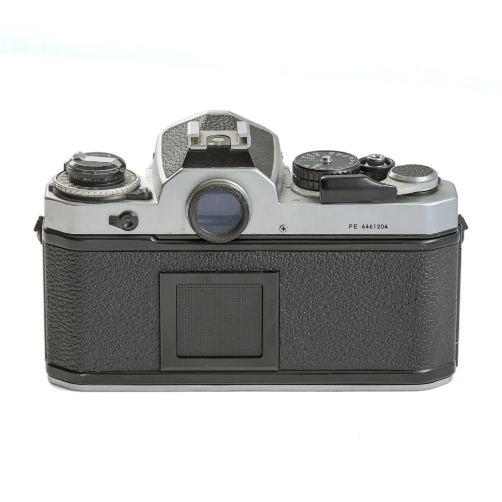 Vue arrière du Nikon FE montrant le viseur et le numéro de série 4461204
