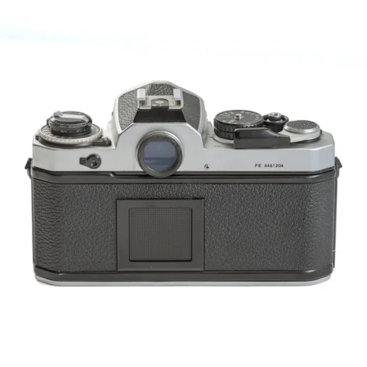 Vue arrière du Nikon FE montrant le viseur et le numéro de série 4461204