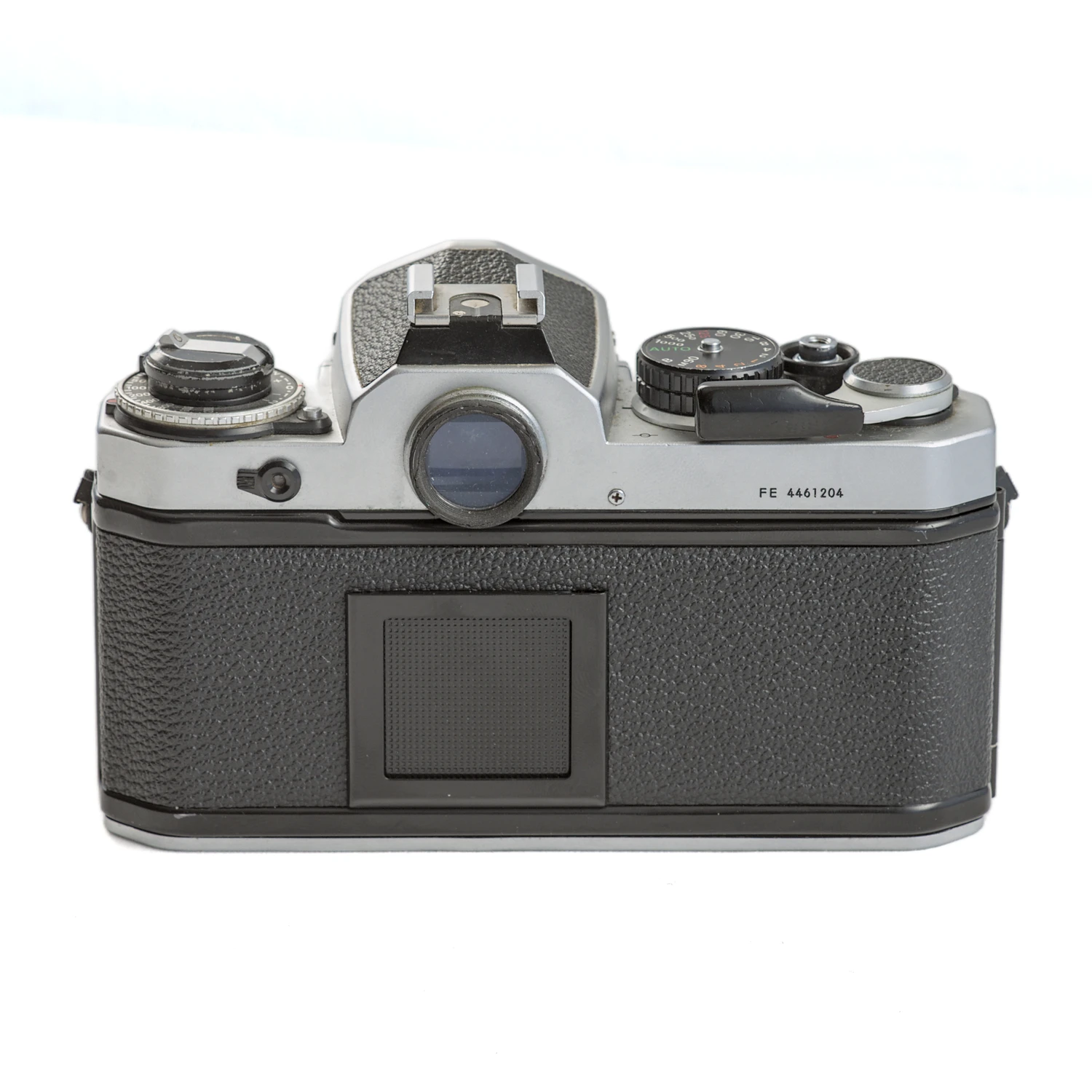 Vue arrière du Nikon FE montrant le viseur et le numéro de série 4461204