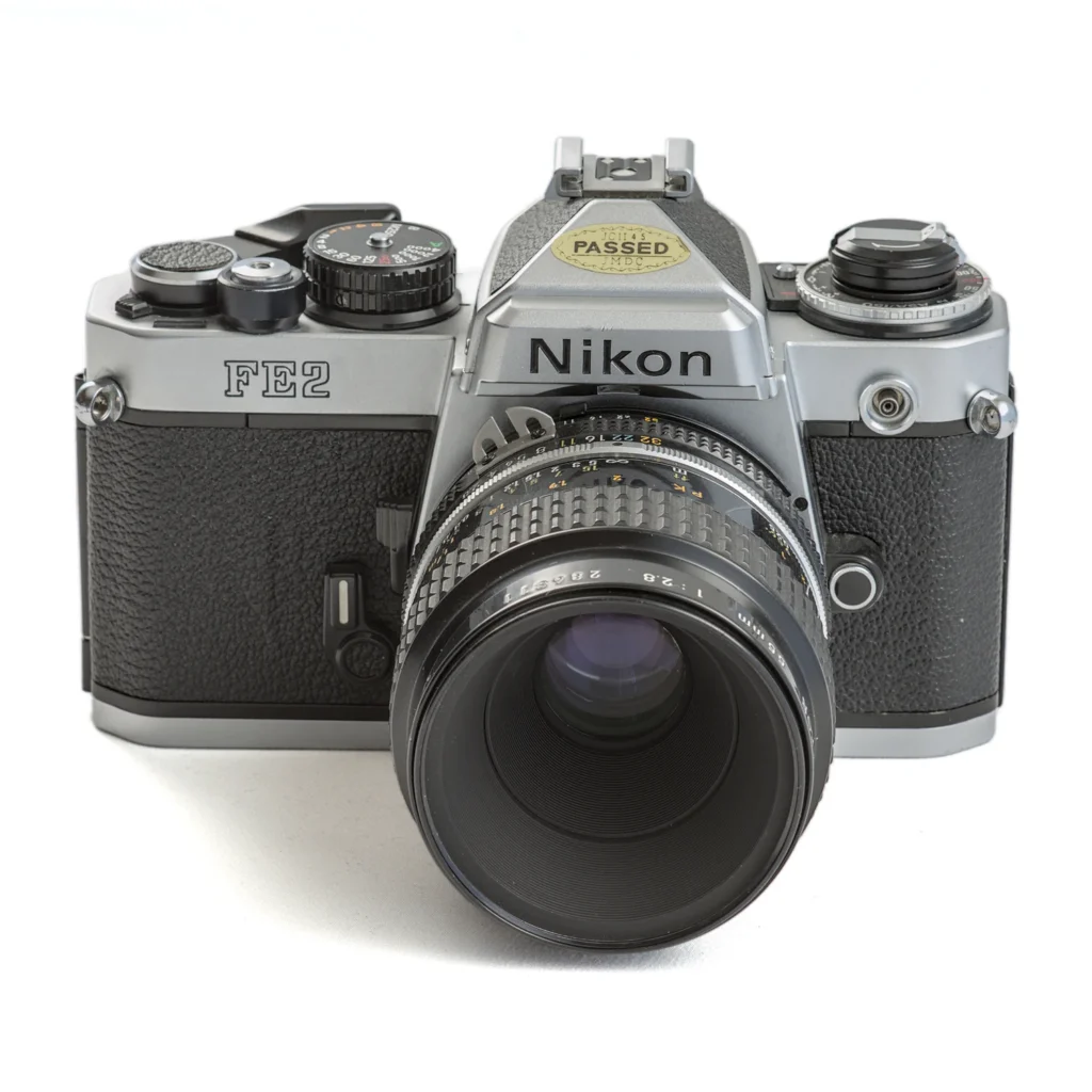 Vue de face de l'appareil photo Nikon FE2 et de l'objectif Micro-Nikkor 55mm