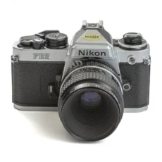 Vue de face de l'appareil photo Nikon FE2 et de l'objectif Micro-Nikkor 55mm