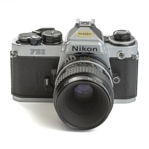 Vue de face de l'appareil photo Nikon FE2 et de l'objectif Micro-Nikkor 55mm