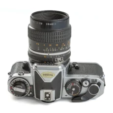 Vue de dessus du boîtier Nikon FE2 montrant les molettes de réglage de vitesse et sensibilité