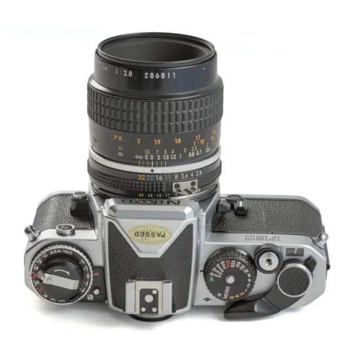 Vue de dessus du boîtier Nikon FE2 montrant les molettes de réglage de vitesse et sensibilité