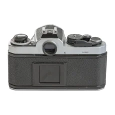 Vue arrière du Nikon FE2 montrant le viseur et le dos du boîtier