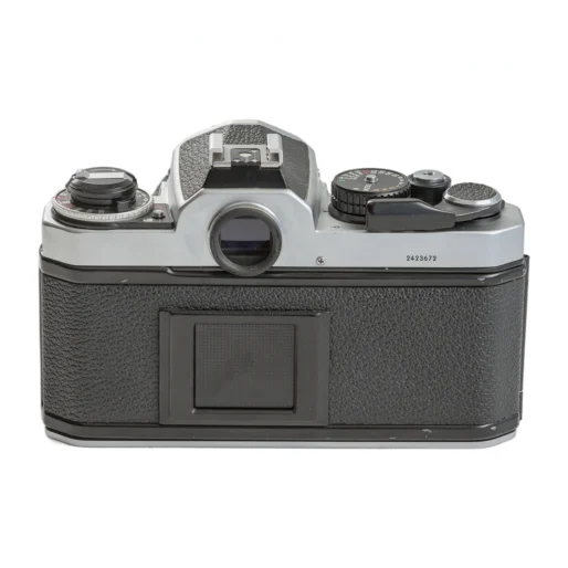 Vue arrière du Nikon FE2 montrant le viseur et le dos du boîtier