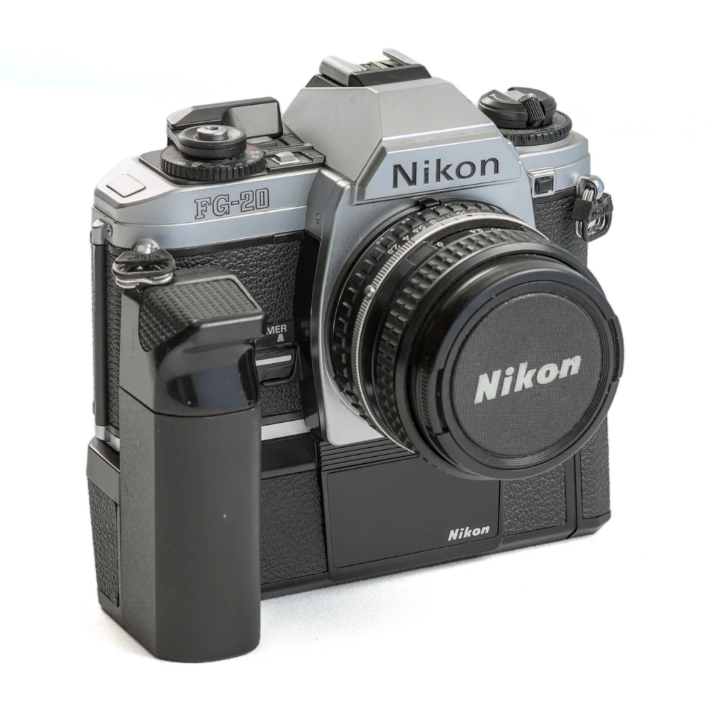 Appareil photo reflex argentique Nikon FG-20 avec objectif 28mm de face
