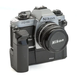 Appareil photo reflex argentique Nikon FG-20 avec objectif 28mm de face