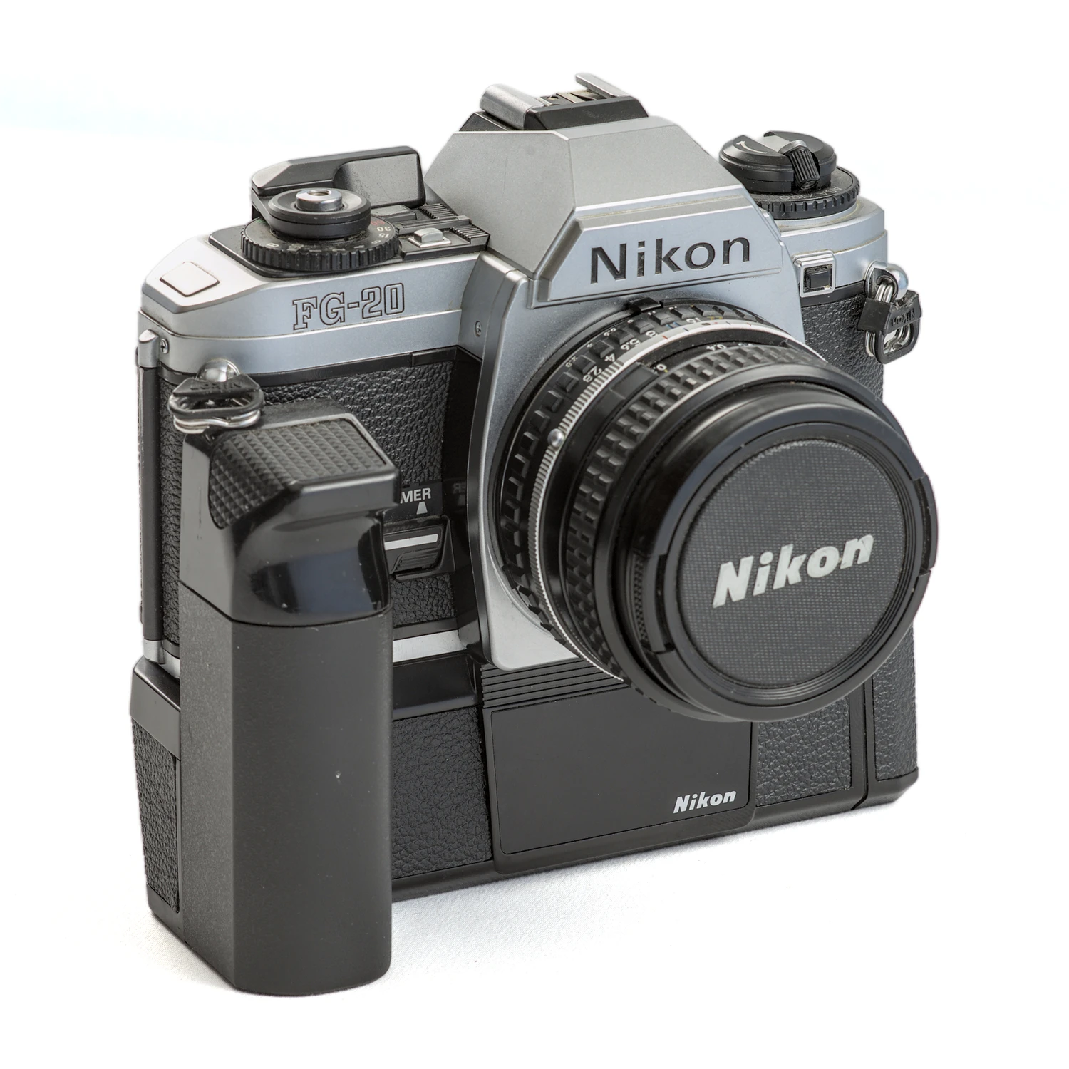Appareil photo reflex argentique Nikon FG-20 avec objectif 28mm de face