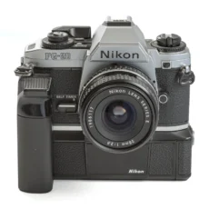 Gros plan sur l'objectif Nikon Series E 28mm f/2.8 monté sur le FG-20