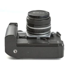 Vue de dessous du Nikon FG-20 avec son moteur MD-14