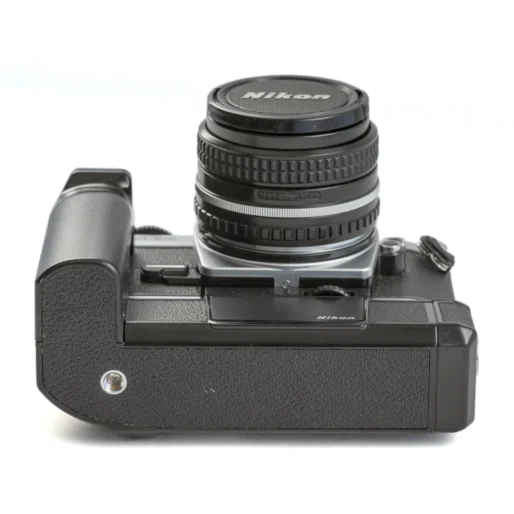 Vue de dessous du Nikon FG-20 avec son moteur MD-14