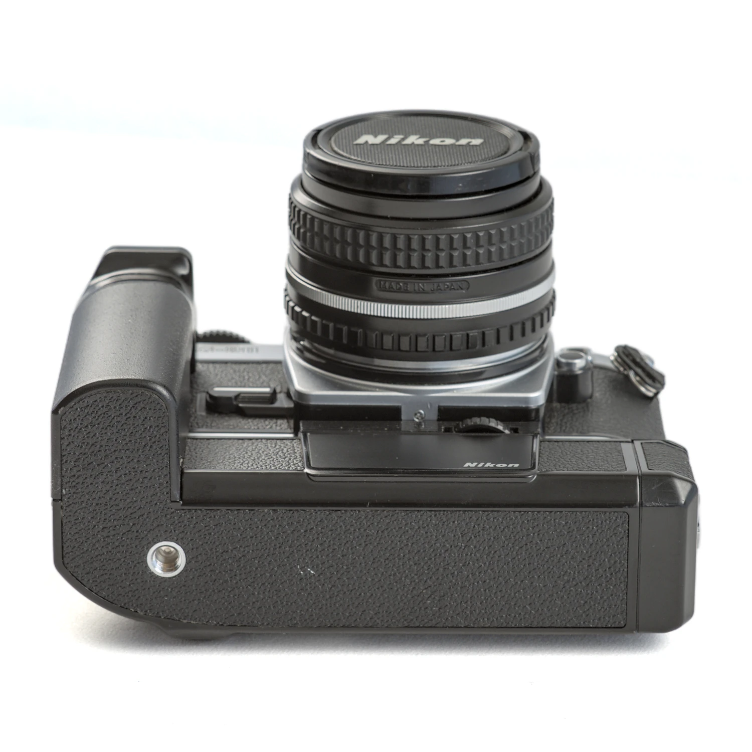 Vue de dessous du Nikon FG-20 avec son moteur MD-14