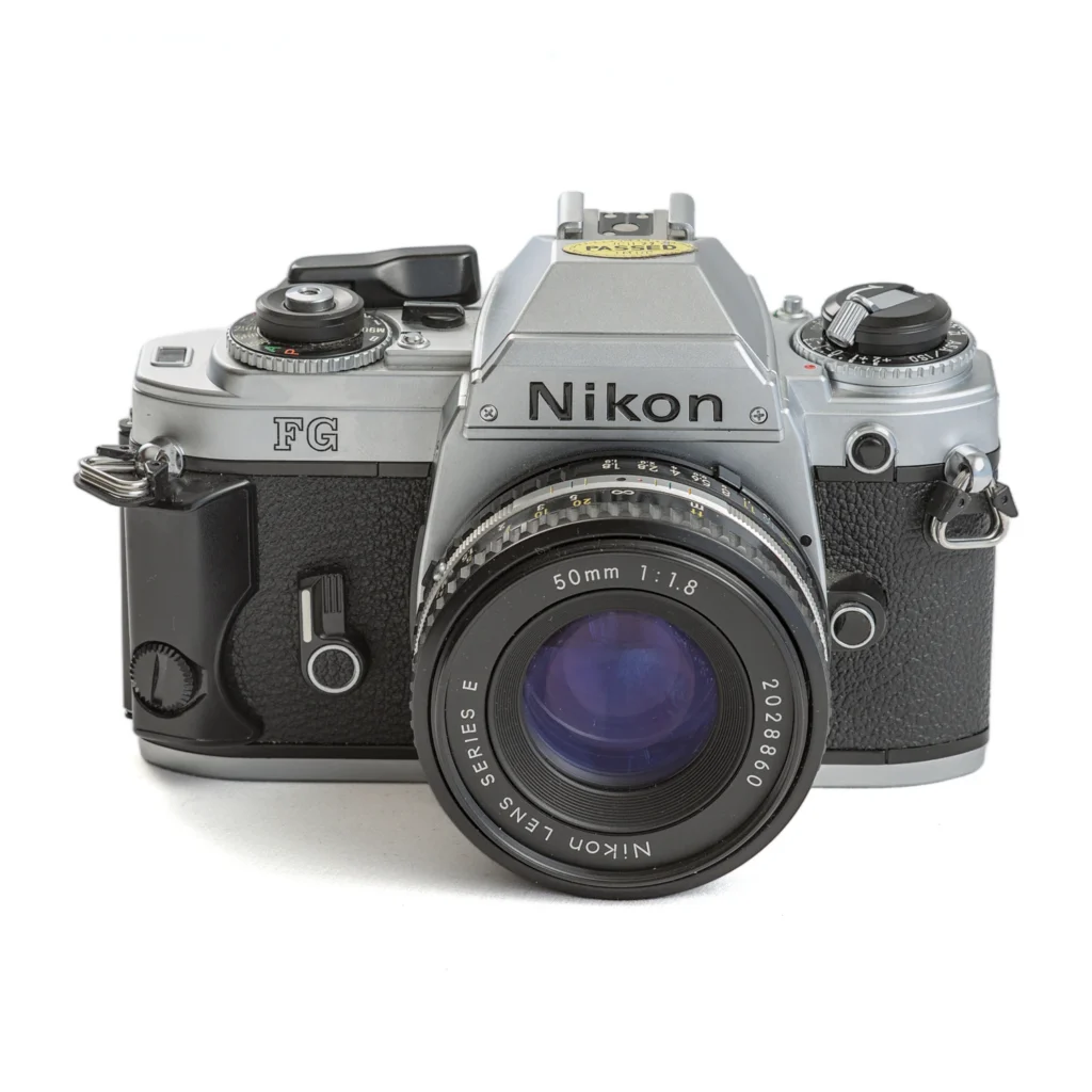 Appareil photo Nikon FG de face montrant l'objectif 50mm f/1.8 Series E